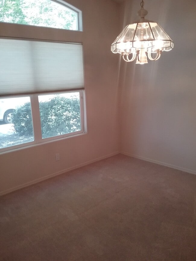 Building Photo - One Story 3 Bedroom