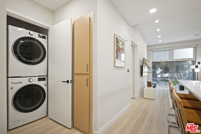 Building Photo - 630 W 6th St