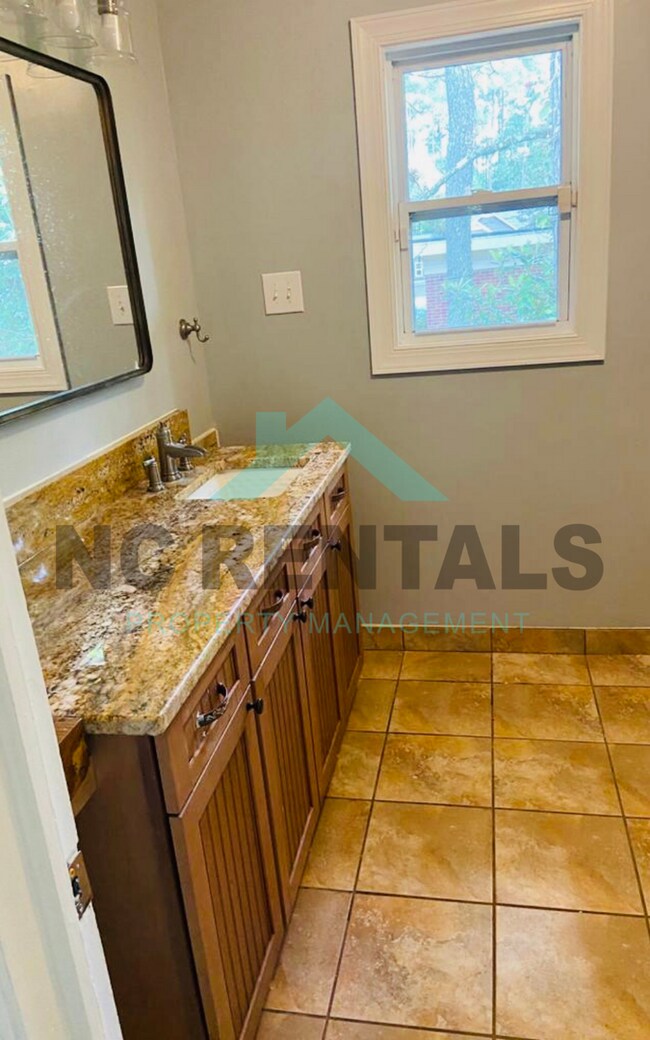 Building Photo - 1212 Red Oak Ave