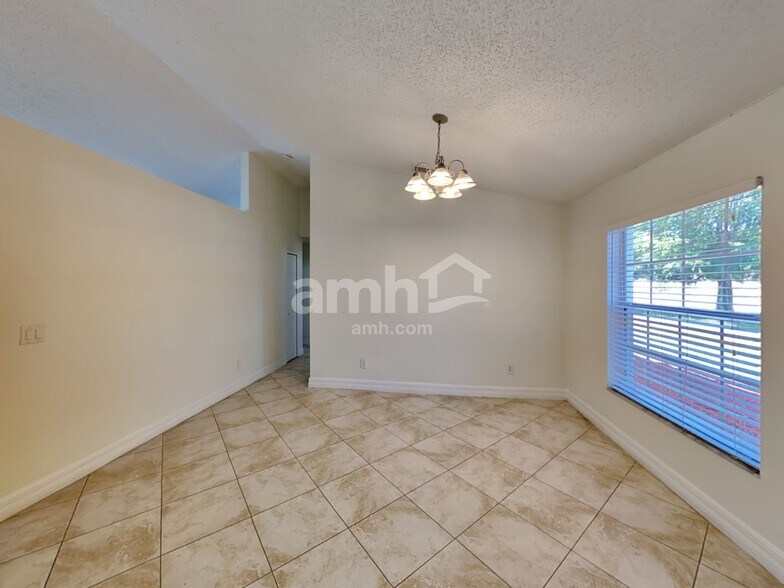 Building Photo - 705 Paddington Pl