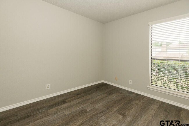 Building Photo - 5811 Hollytree Dr