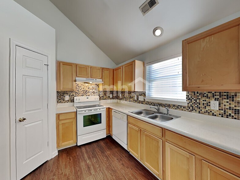 Building Photo - 7225 Hidden Creek Dr