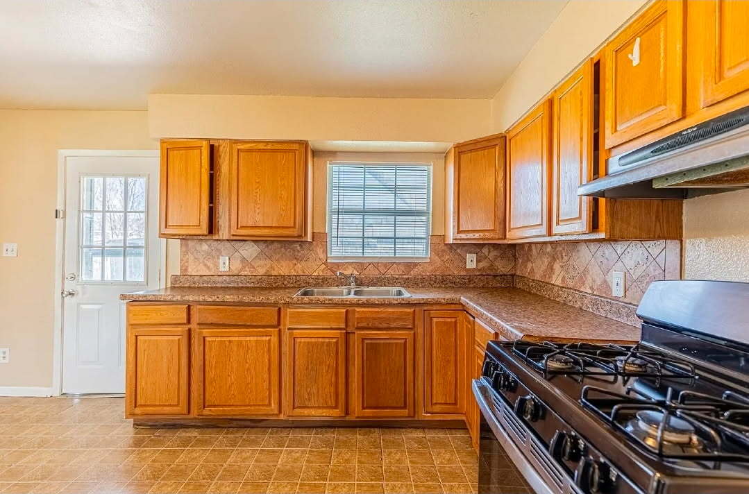 Building Photo - 215 Legion Dr W