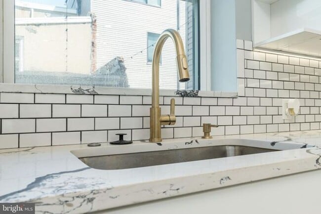 Building Photo - Breathtaking House for Rent wt Roof Deck