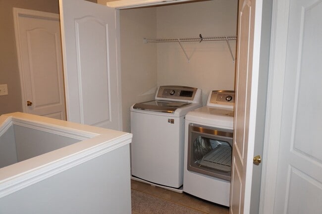 Building Photo - Rare 2 bedroom 2.5 bath Townhome located in Fox Creek