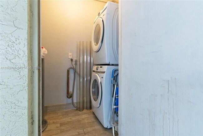 Building Photo - 1655 NE 115th St