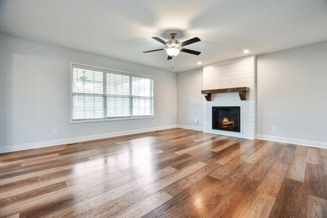 Building Photo - Pet Friendly Four Bedroom!