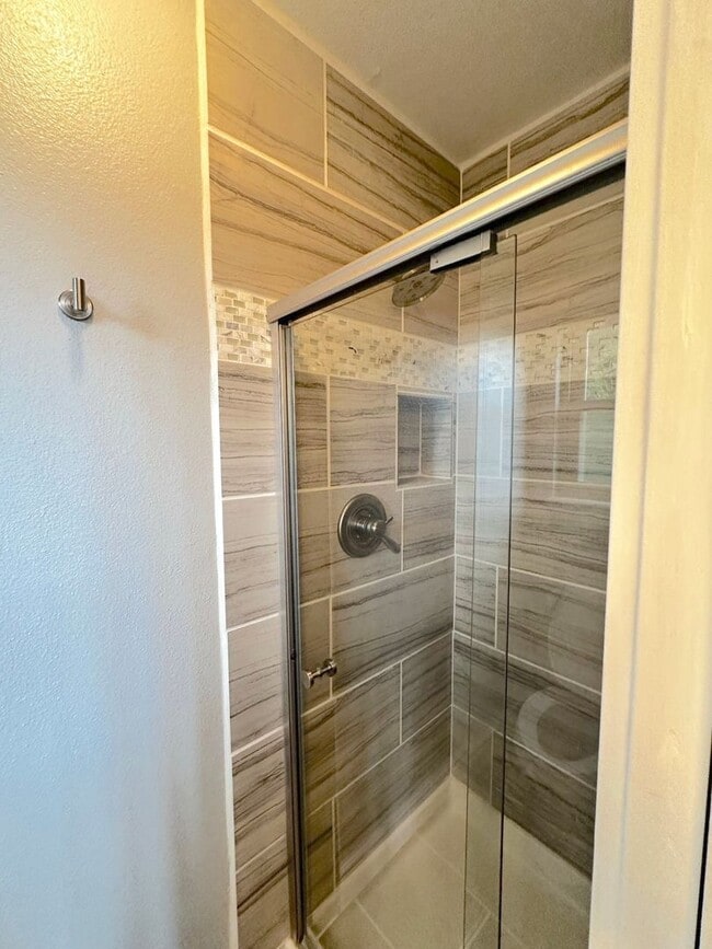 Building Photo - Beautiful Home on Amethyst for Rent