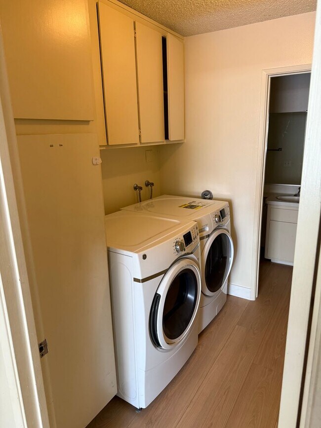 Building Photo - Bright and Airy 2 Story 2 BR/1.5BA townhom...