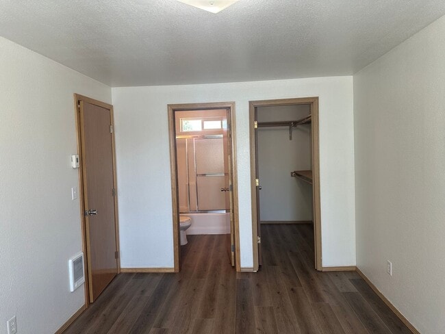 Building Photo - Freshly updated 3 bedroom 2 bathroom duple...