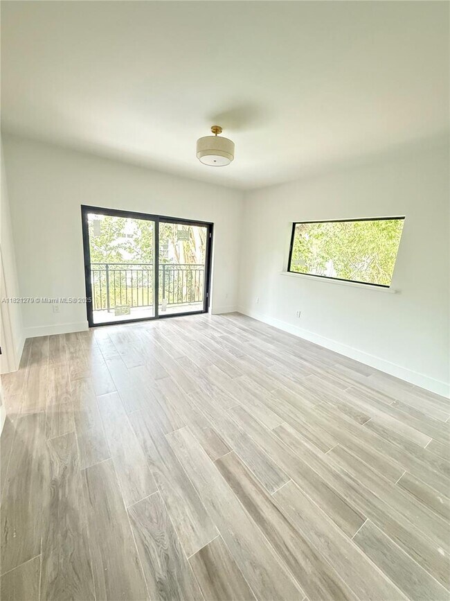 Building Photo - 2921 SW 30th Ct