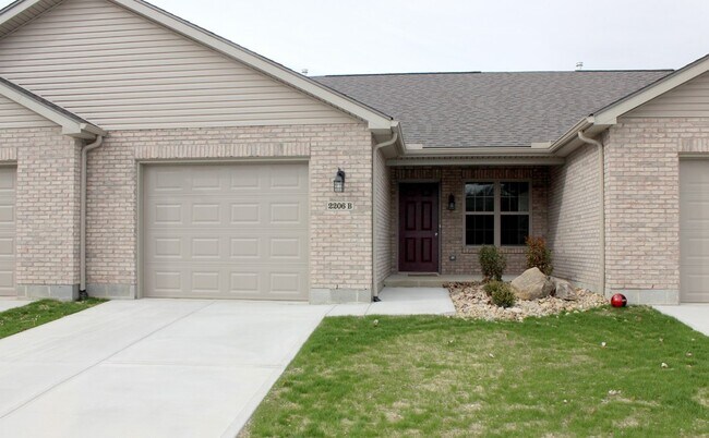 Building Photo - 2206 Shamrock Ln