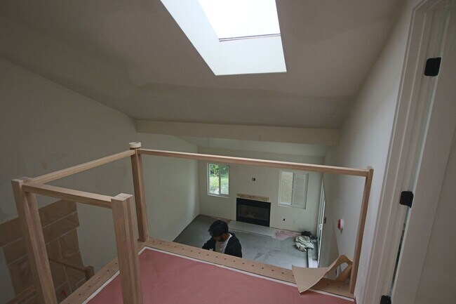 Building Photo - Completely Remodeled 3br Townhome in UTC