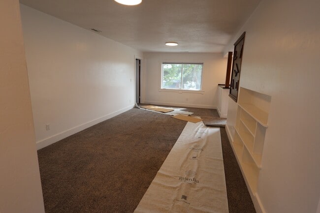 Building Photo - 380 E 700 S