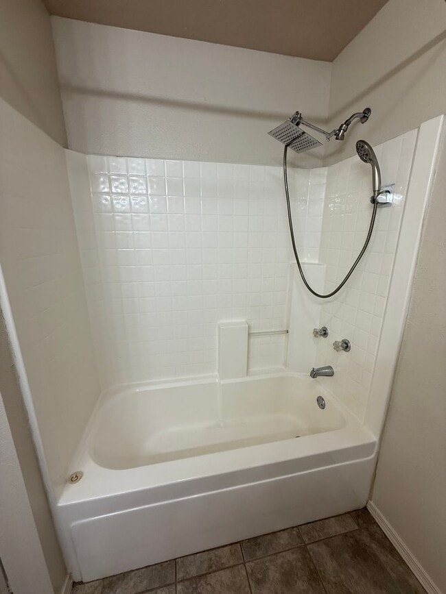 Building Photo - Nice 3 Bed, 2 Bath, 2 car garage. House To...
