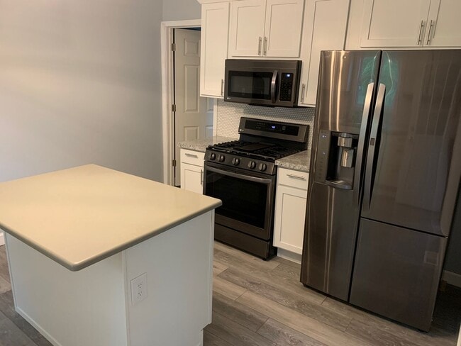 Building Photo - 4 bed/2 bath house in the heart of the Wes...