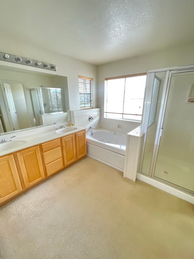Building Photo - Beautiful 4 Bedroom 2.5 Bath Single Family...