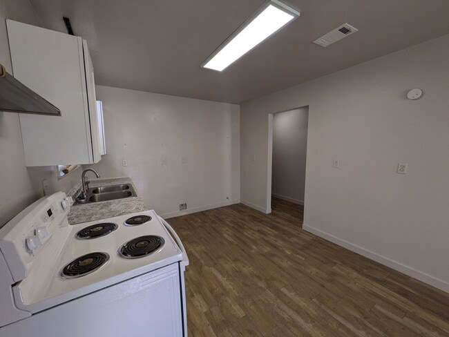 Building Photo - 1942 W Robin Ave