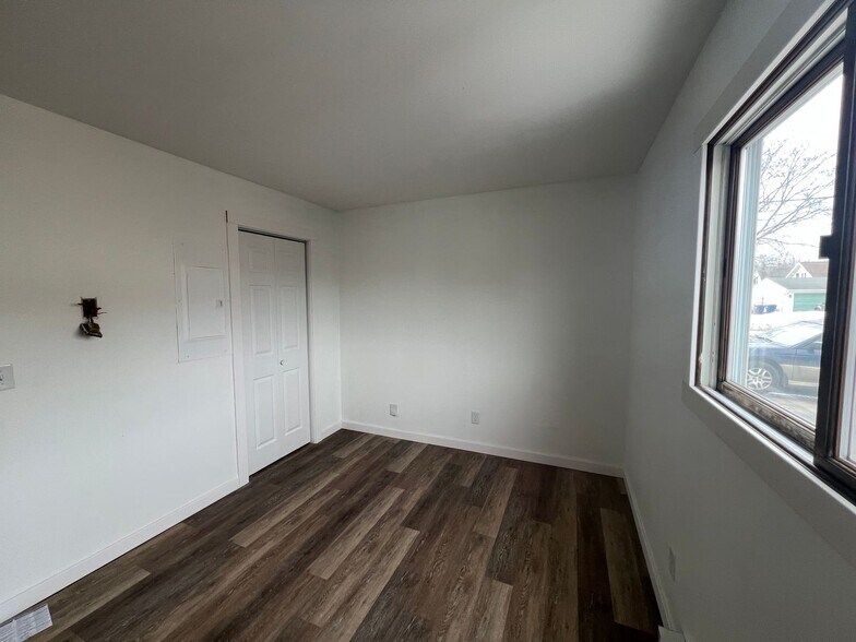 Building Photo - 915 Genrich St
