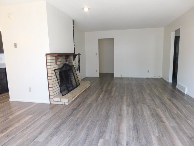 Building Photo - Duplex in the Redlands