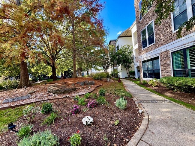 Building Photo - BEAUTIFUL CONDO WITH AMENITIES NEAR VANDERBILT!