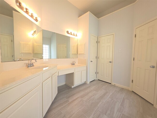 Building Photo - 9630 Green Valley Ln