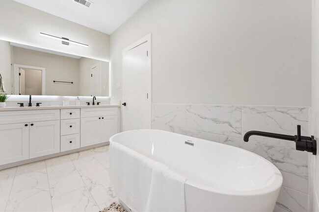 Building Photo - 2131 Blalock Rd