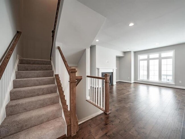 Building Photo - 3 bed 2.5 bath - Luxury Living Meets Subur...
