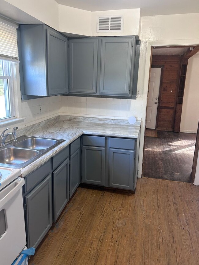 Building Photo - 3 BED 1 BATH SINGLE FAMILY HOME!