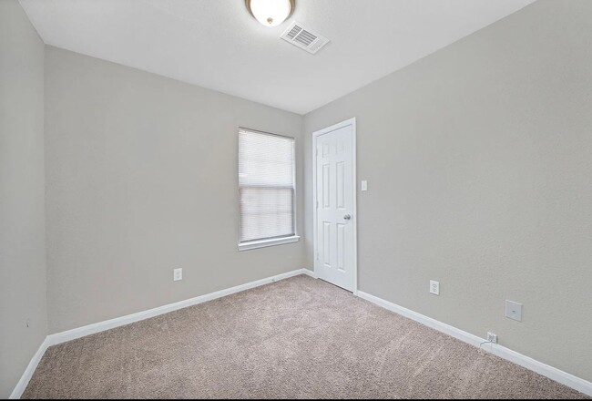 Building Photo - Spacious home for rent.