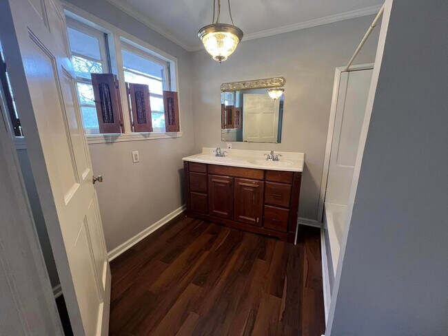 Building Photo - Beautiful Brick 3 bed/2 bath home!