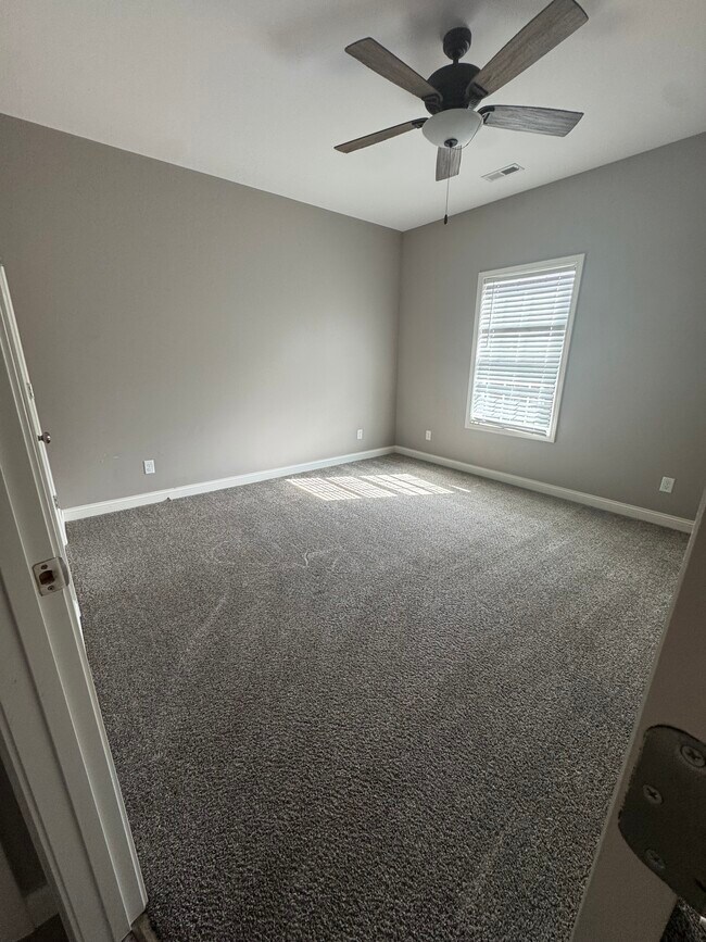 Building Photo - Muddy Springs 8 Plex
