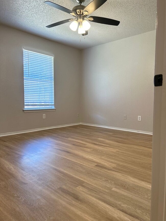 Building Photo - SPACIOUS 3/2/1 DUPLEX