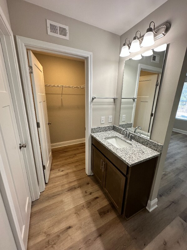 Building Photo - 300 Gardenview Ln