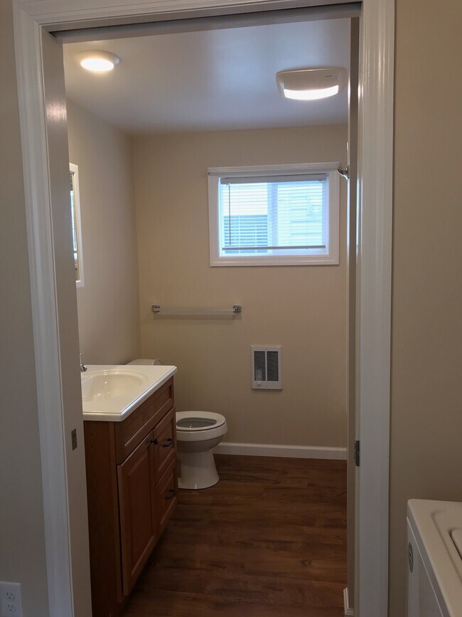 BATHROOM - 2206 Union Ave