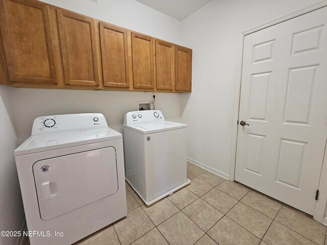 Building Photo - 964 Hazeltine Ct