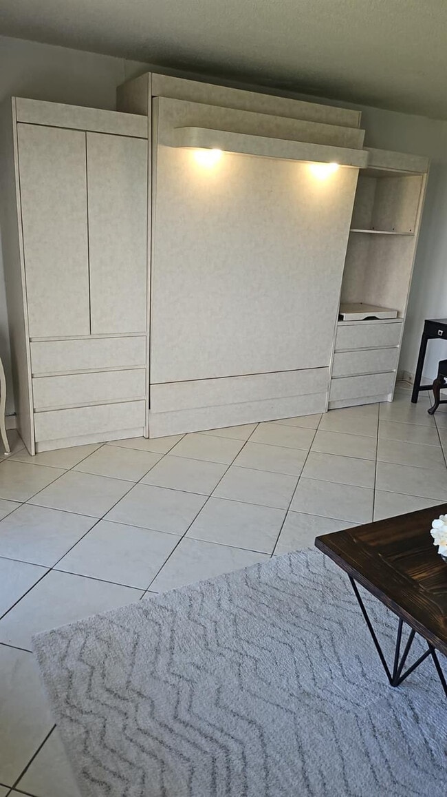 Building Photo - 3000 E Sunrise Blvd