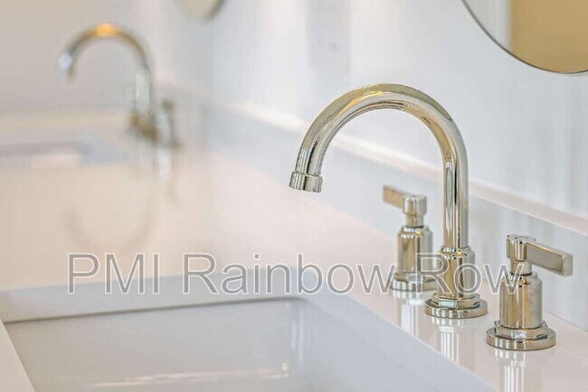 Building Photo - 755 Adluh St