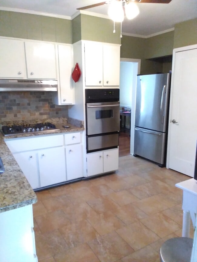 Building Photo - 707 Columbus Dr