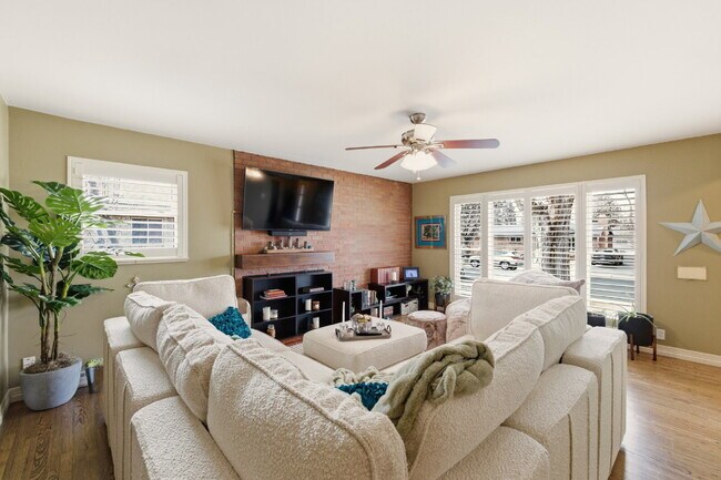 Building Photo - Beautiful 4 Bedroom/3 Bathroom Home in University Hills Area!