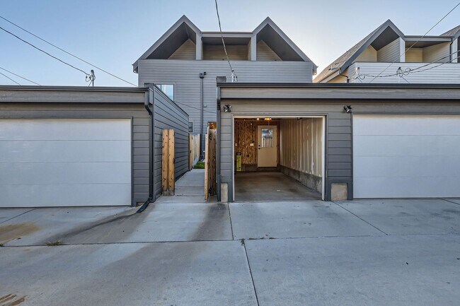 Building Photo - Stunning 3-Bedroom, 3.5-Bathroom Townhouse...