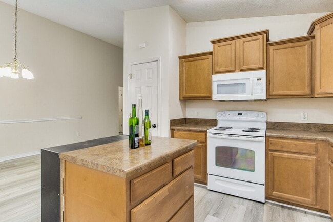 Building Photo - Welcome to this radiant and exquisite home, perfectly situated in a central location!