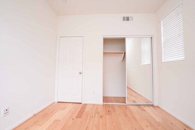 Building Photo - 4 Bedroom & 2 Bathroom