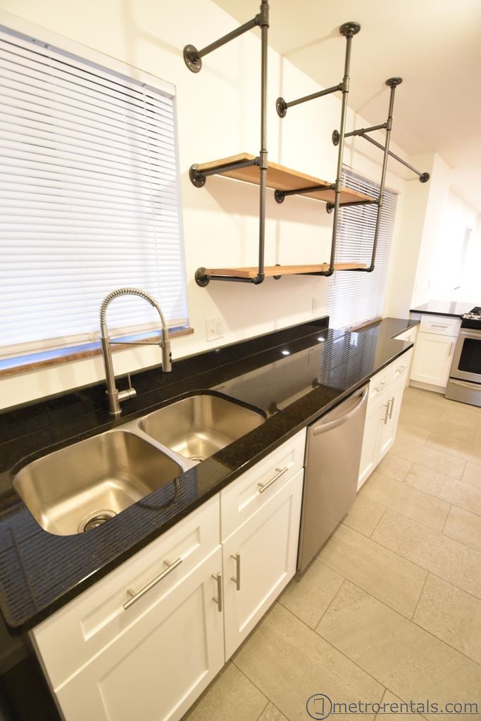 kitchen - 323 E Livingston Ave