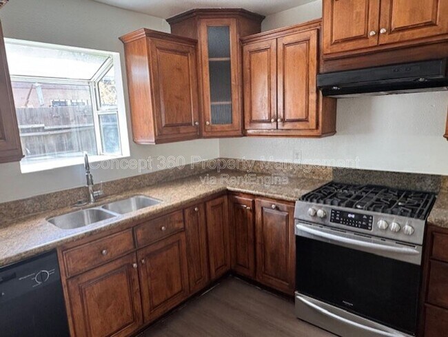 Building Photo - 2425 W Cameron St