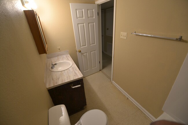 Building Photo - 2 bedroom, 2 bath apartments in Sherwood F...