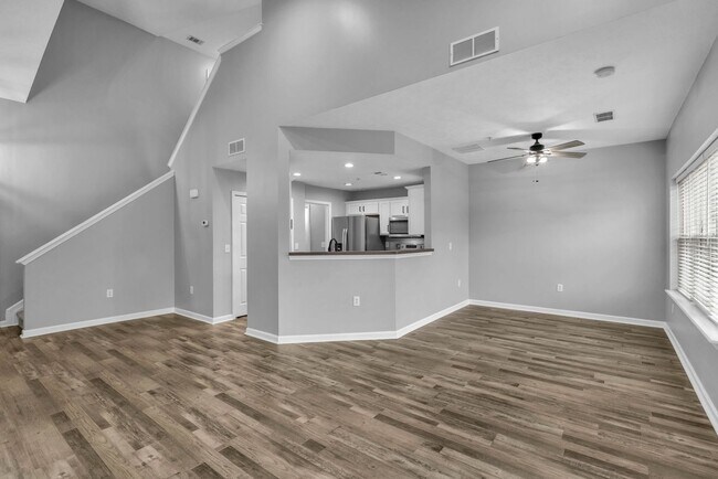 Building Photo - Move-in Ready Townhome in heart of Spring Hill