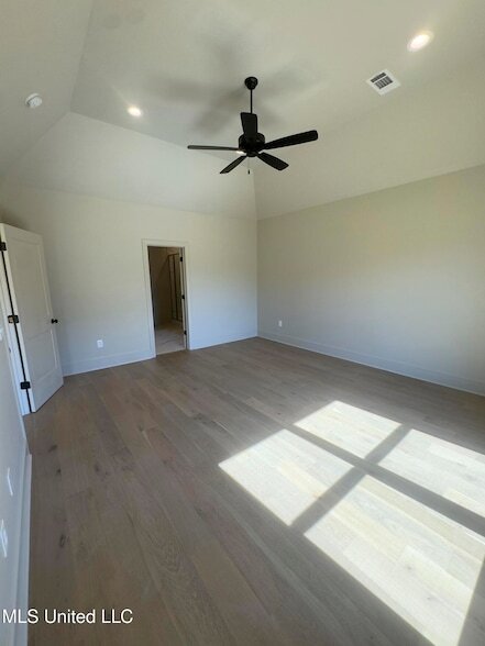 Building Photo - 107 Southern Oak Wy