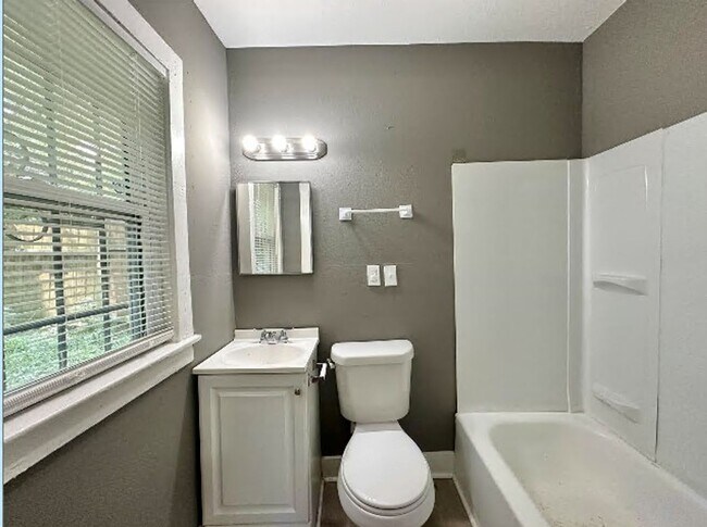 Building Photo - AVAILABLE NOW! HALF OFF 2ND MOTH RENT! 2 B...