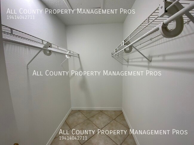 Building Photo - 914 Royal Palm Dr